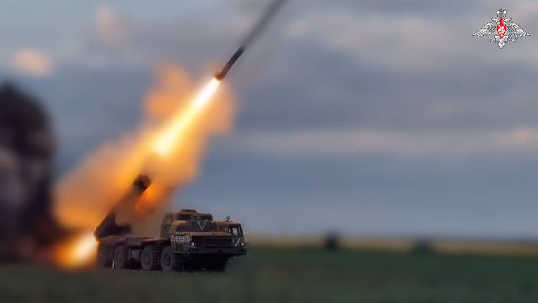 VIDEO: Artillería rusa impacta posiciones ucranianas en el frente