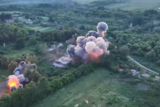 VIDEO: Devastador impacto de potentes bombas rusas sobre posiciones ucranianas