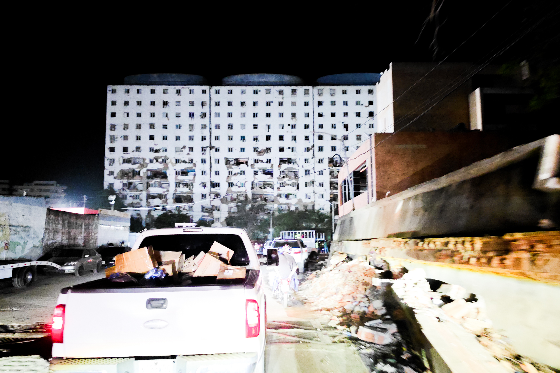 La Guaira de noche: el estado ha quedado devastado luego del terremoto del 24 de junio | Ezequiel Carías/El Nacional 