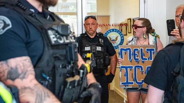 Manifestantes frente a la oficina de Susan Collins, junto a la policía.