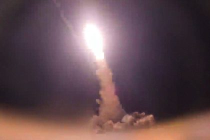 VIDEO: Irán difunde imágenes de sus misiles balísticos surcando el cielo en plena crisis con EE.UU.