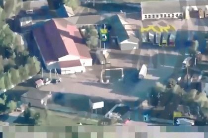 VIDEO: Drones rusos hacen añicos a un centro logístico de uso castrense al norte de Ucrania