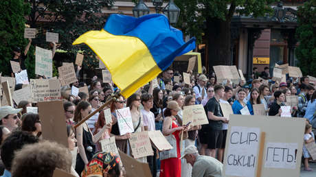 VIDEOS: Prenden las protestas en las calles de Kiev contra el jefe militar ucraniano