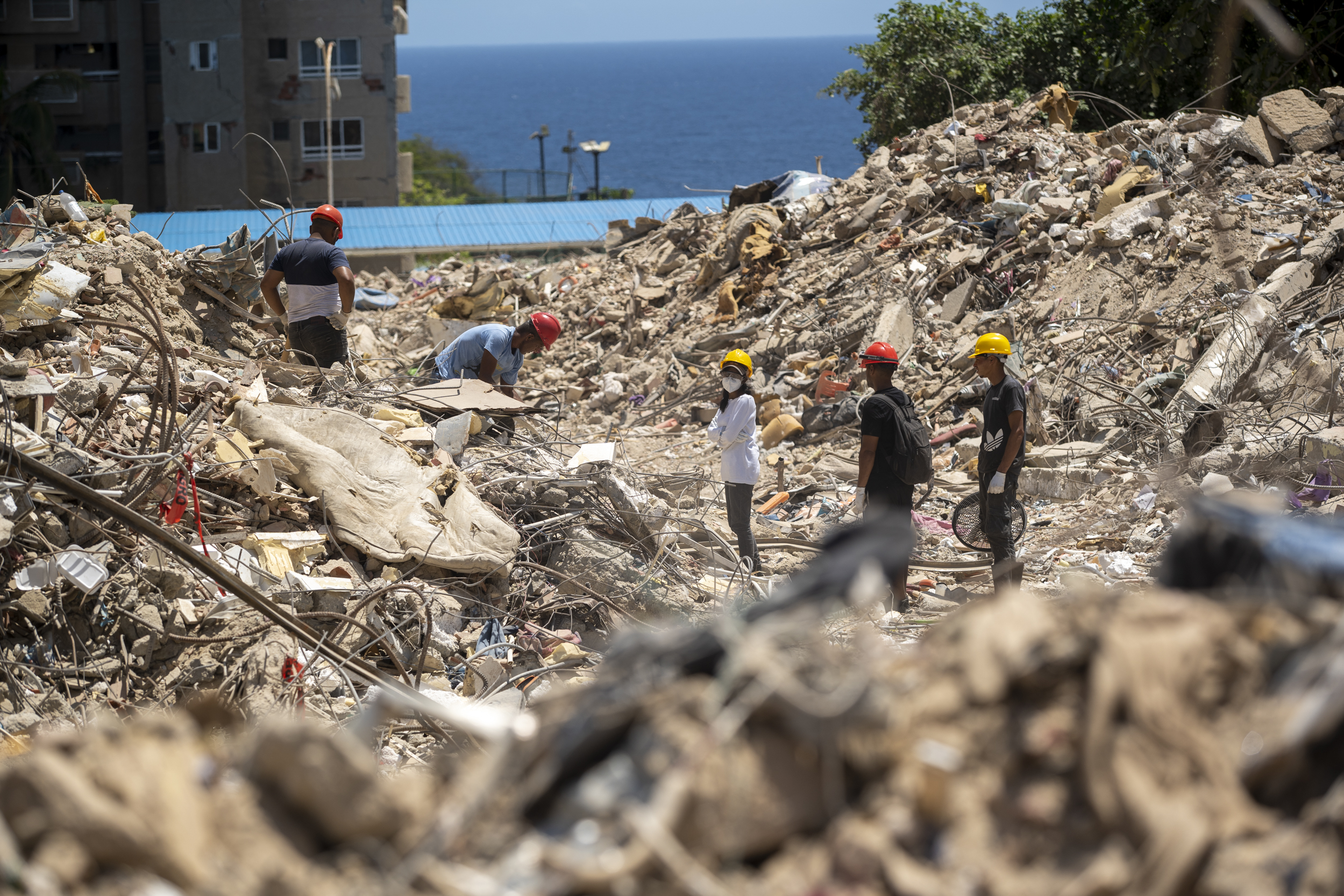 Ante la paralización de la maquinaria, algunos familiares trabajan con pocos recursos para seguir buscando cuerpos entre los escombros