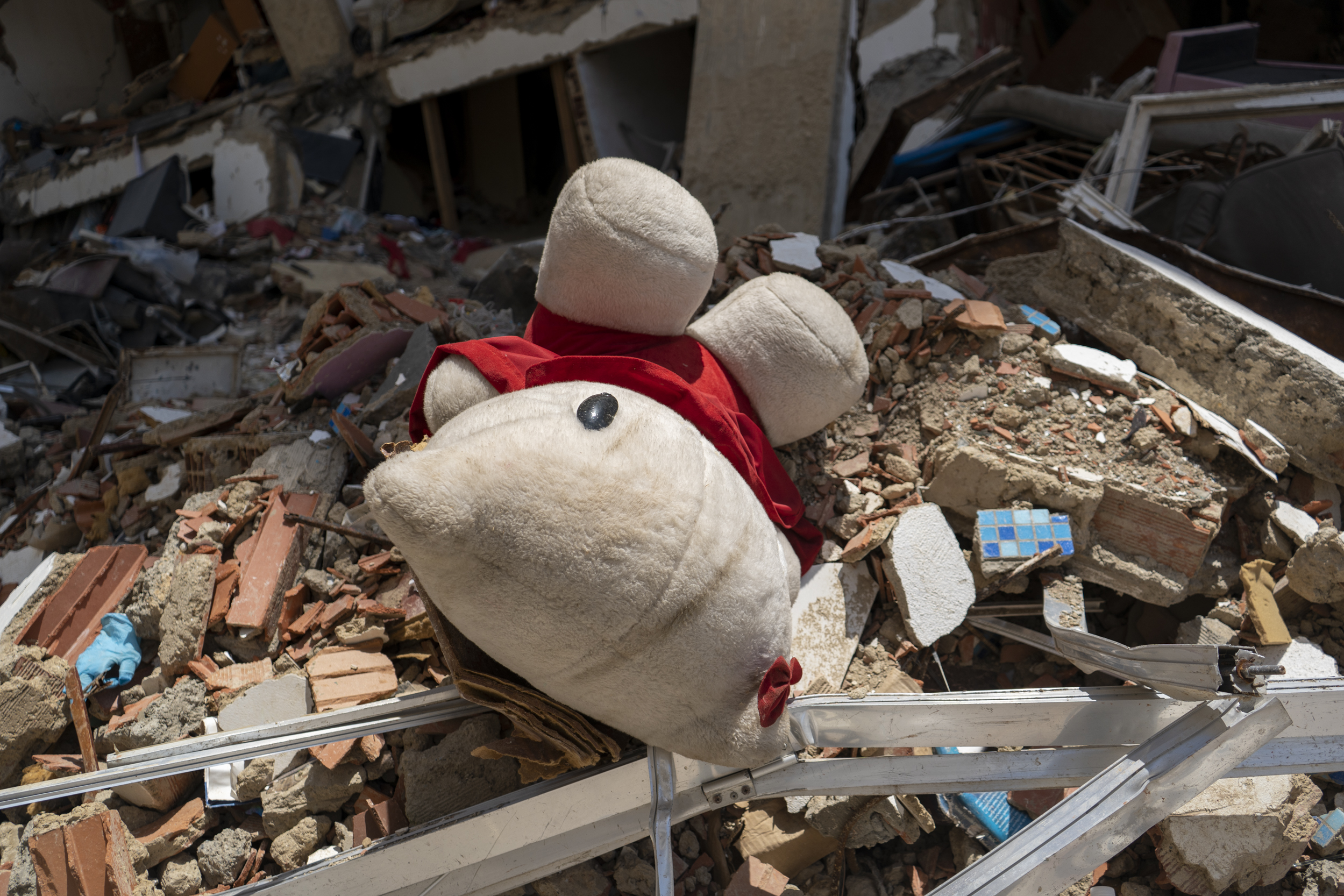 Entre los escombros permanecen las pertenencias de las víctimas de una de las tragedias más devastadoras del país
