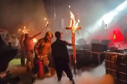 VIDEO: Queman cruces cristianas durante festival de música en Polonia