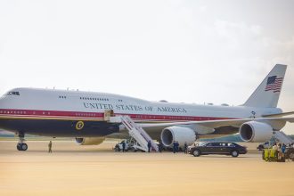 VIDEO: Trump estrena su jet de lujo regalado por Catar en un vuelo a Dakota del Norte