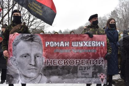 Militares ucranianos celebran el cumpleaños de un oficial nazi