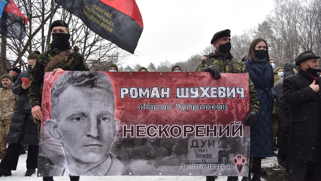 Militares ucranianos celebran el cumpleaños de un oficial nazi