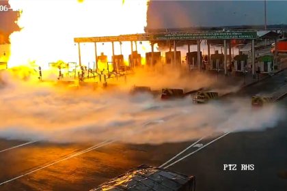 IMPACTANTE VIDEO: explosión masiva en un peaje de la India tras una fuga de gas