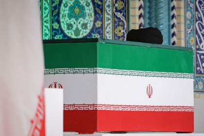 Lágrimas, poemas y llamados a la venganza: Miles de iraníes despiden al ayatolá Alí Jameneí (VIDEOS)