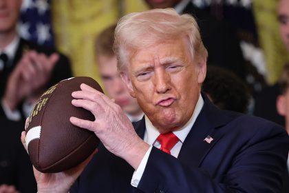 Trump revela con qué fin podría invitar a Obama y Biden a la Casa Blanca