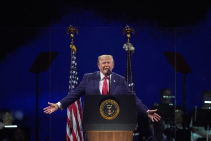 Trump da discurso por los 250 años de EE.UU. pese a desafíos climáticos
