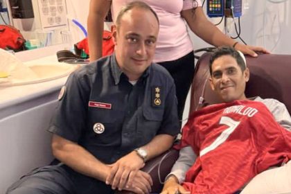 Vigilante venezolano que sobrevivió siete días bajo los escombros recibe una camiseta firmada por Cristiano Ronaldo (FOTOS)