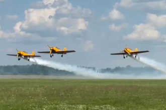 VIDEOS: Impresionante acrobacia aérea de aviones en un festival en Rusia