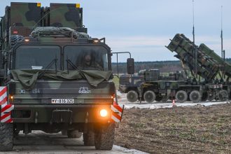 No solo es por Bandera: la transferencia secreta de armas que irrita en país aliado clave de Kiev