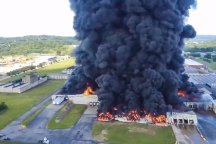 VIDEO: Estalla un incendio incontrolable y se extiende a tres depósitos en EE.UU.
