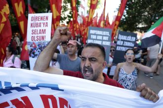 VIDEOS: Miles de personas protestan contra la OTAN en vísperas de la cumbre en Ankara