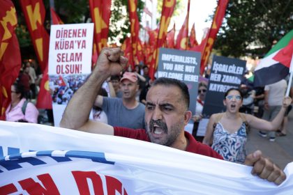 VIDEOS: Miles de personas protestan contra la OTAN en vísperas de la cumbre en Ankara