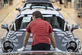 Nuevo golpe a la industria automotriz alemana: icónico fabricante deportivo recortará hasta 4.000 empleos