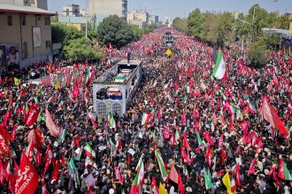 VIDEOS: Una marea humana desborda Teherán en la marcha fúnebre del ayatolá Alí Jameneí