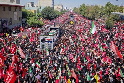 VIDEOS: Una marea humana desborda Teherán en la marcha fúnebre del ayatolá Alí Jameneí