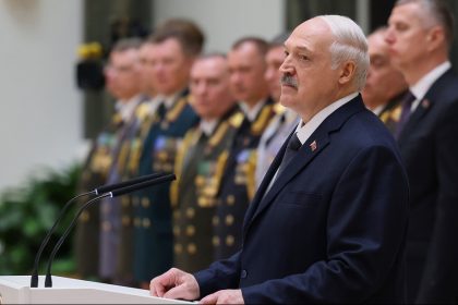 Lukashenko acusa al "partido internacional de la guerra" de prolongar el conflicto ucraniano