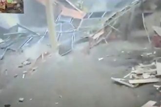VIDEO: Momento del colapso del techo de una tienda que desata una cascada de agua y escombros