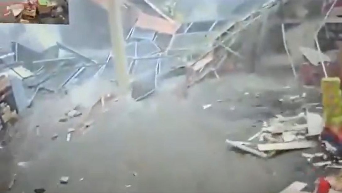 VIDEO: Momento del colapso del techo de una tienda que desata una cascada de agua y escombros