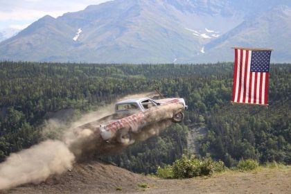 Ni fuegos artificiales ni desfiles: en Alaska celebran la Independencia arrojando coches por un acantilado (VIDEOS)