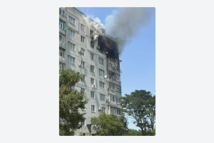 Impacto en edificio residencial tras ataque masivo de artillería ucraniano contra una ciudad rusa