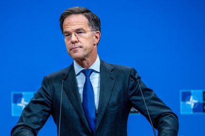 Un periodista da una ducha fría a Rutte por sus constantes elogios a Trump: "¿Afecta esto a su propia dignidad?"