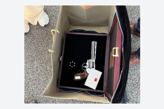 Líder de un país de la OTAN vuelve de la cumbre en Turquía y descubre una pistola en su equipaje