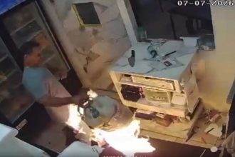VIDEO: Entra a un restaurante con un tanque de propano en llamas y así termina