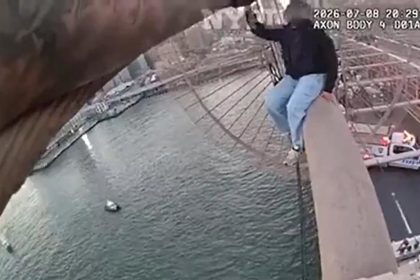 El dramático rescate de una mujer en crisis en lo alto del puente de Brooklyn (VIDEO)