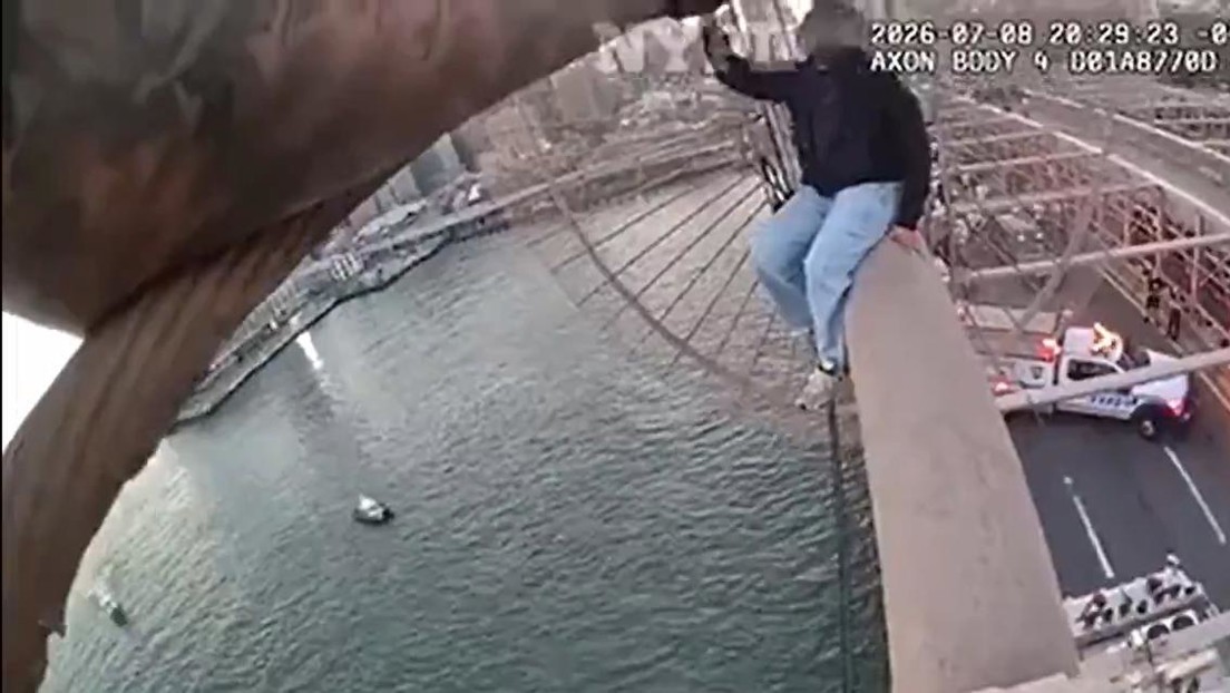 El dramático rescate de una mujer en crisis en lo alto del puente de Brooklyn (VIDEO)
