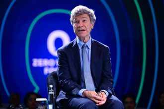 "Profunda ignorancia": la sombría advertencia de Jeffrey Sachs sobre el apoyo militar de Occidente a Ucrania