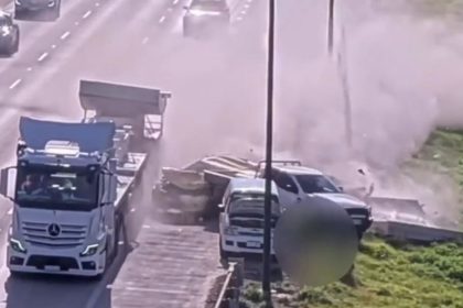 VIDEO: Camión que transportaba losas de hormigón provoca el caos al perder parte de su carga