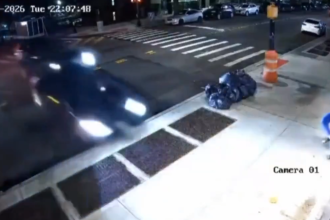VIDEO: Dos coches protagonizan un brutal choque y terminan incrustados en un edificio