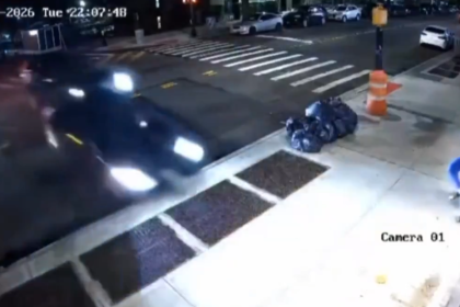 VIDEO: Dos coches protagonizan un brutal choque y terminan incrustados en un edificio