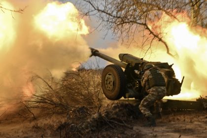Con armas de alta precisión: Rusia lanza ataques grupales contra objetivos militares en Ucrania