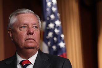 ¿Quién fue Lindsey Graham, belicista cercano a Trump que llamó a destruir Irán y celebró la muerte de los rusos?