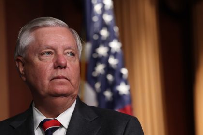¿Quién fue Lindsey Graham, belicista cercano a Trump que llamó a destruir Irán y celebró la muerte de los rusos?