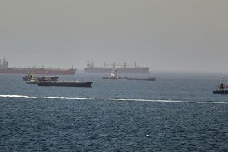 Alto cargo iraní: Ormuz es "más importante que decenas de bombas atómicas"