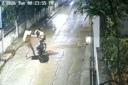 Un repartidor sufre un ataque salvaje en plena calle (VIDEO)