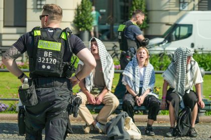 Greta Thunberg se pega al suelo frente a Rheinmetall en Berlín (VIDEO, FOTO)