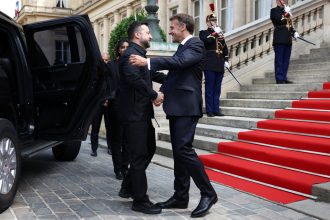 VIDEO: Momento incómodo en el abrazo entre Macron y Zelenski