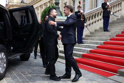 VIDEO: Momento incómodo en el abrazo entre Macron y Zelenski