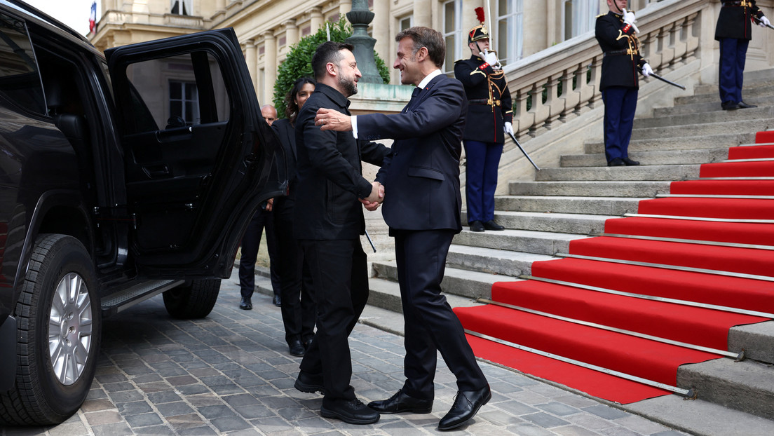 VIDEO: Momento incómodo en el abrazo entre Macron y Zelenski