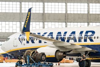 "Si morimos, morimos juntos": pasajera relata cómo evitó que su marido fuera succionado fuera del avión